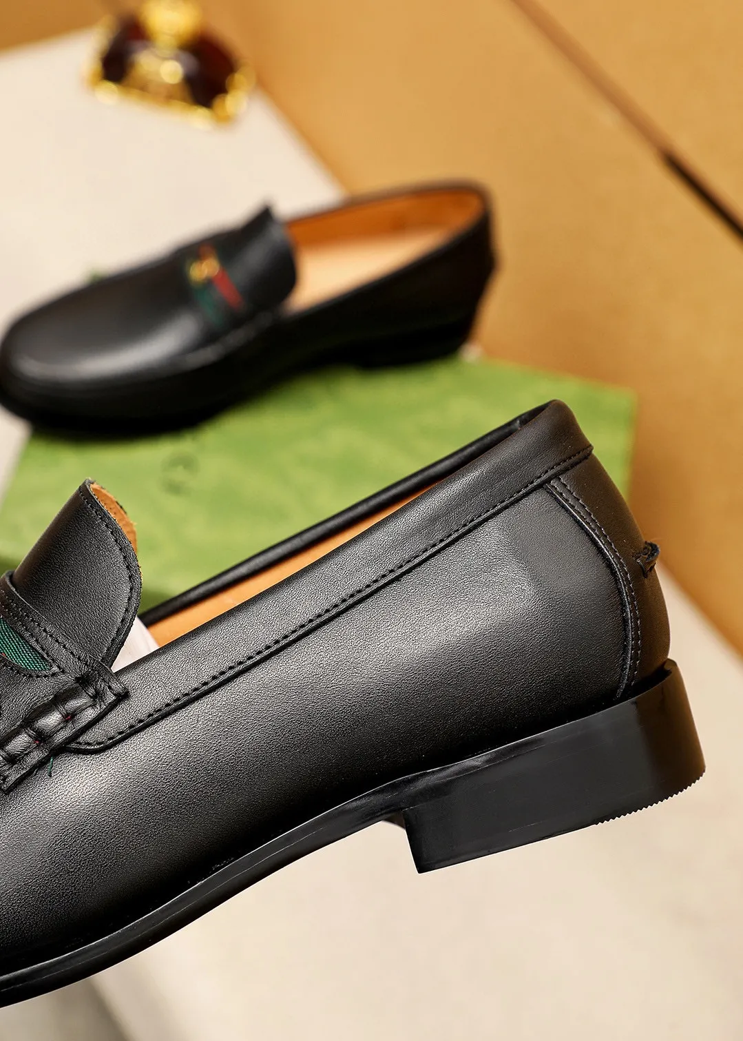 Men's shoes 💰480 💐 Product trademark: GUCCI "Gucci" casual leather shoes Regular size: 38-44 (45.46.47🉑️customized) Product materials: Selected imported first-layer calfskin upper + classic hardware buckle, imported cowhide leather lining. Strong three-dimensional visual effect, original combination outsole Color: 2⃣️colors available